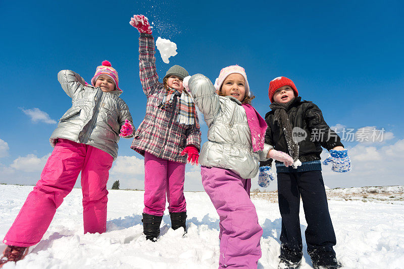 孩子们在雪地上