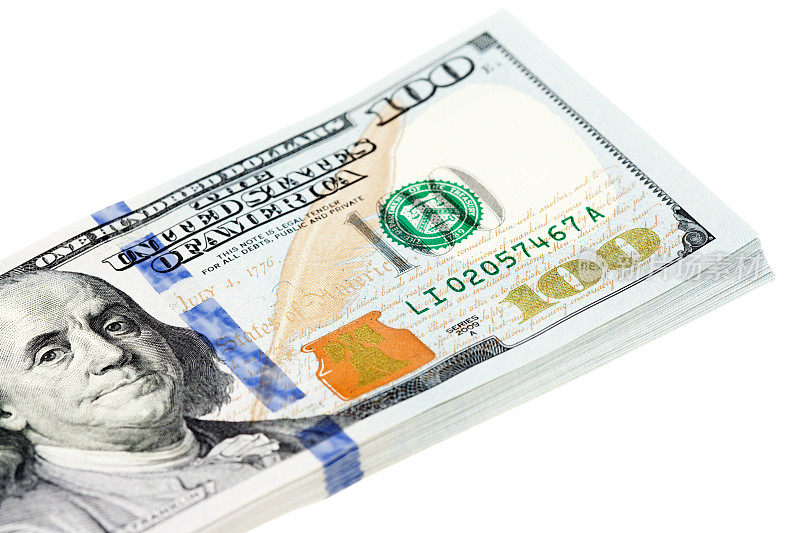 2013年新百元美钞叠在白色上
