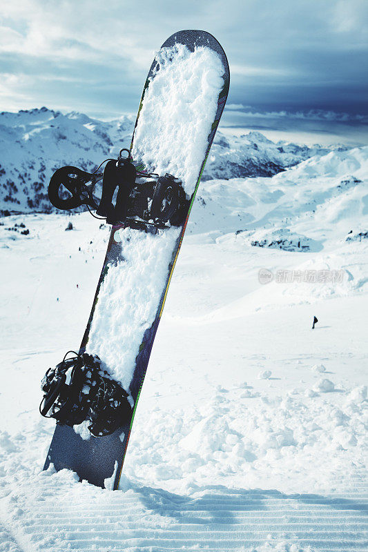 在雪地上玩滑雪板