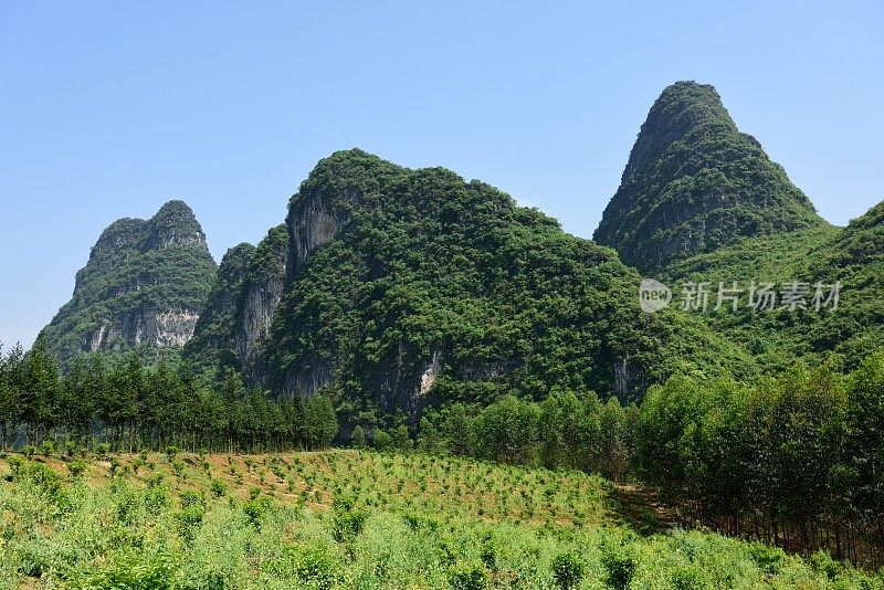 喀斯特山峰在蓝天04