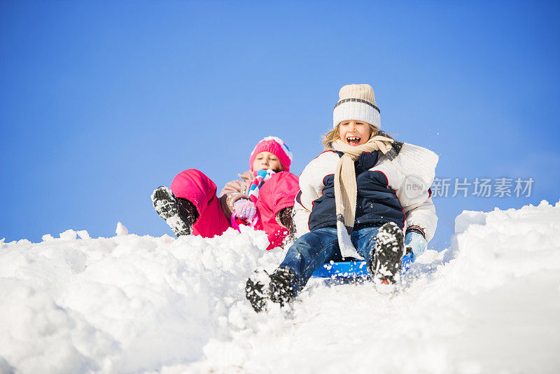 孩子们在雪中玩耍。