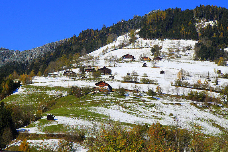 高山小村，瑞士小木屋，雪花纷飞，五彩缤纷的秋日树林日出