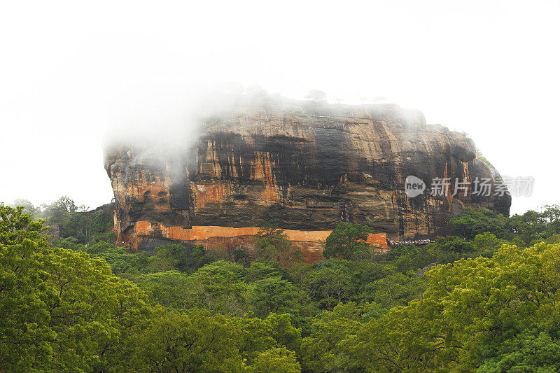 雾蒙蒙的西格里亚岩石对天空斯里兰卡