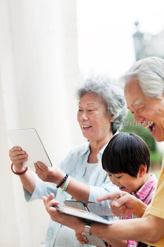 孙子教祖父母如何使用数字平板电脑