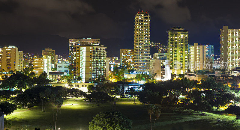 檀香山，瓦胡岛，夏威夷，怀基基海滩地区，晚上的天际线