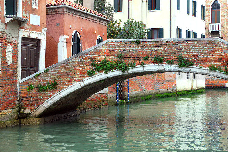 威尼斯的一座私人桥，横跨一条运河，通往一户人家