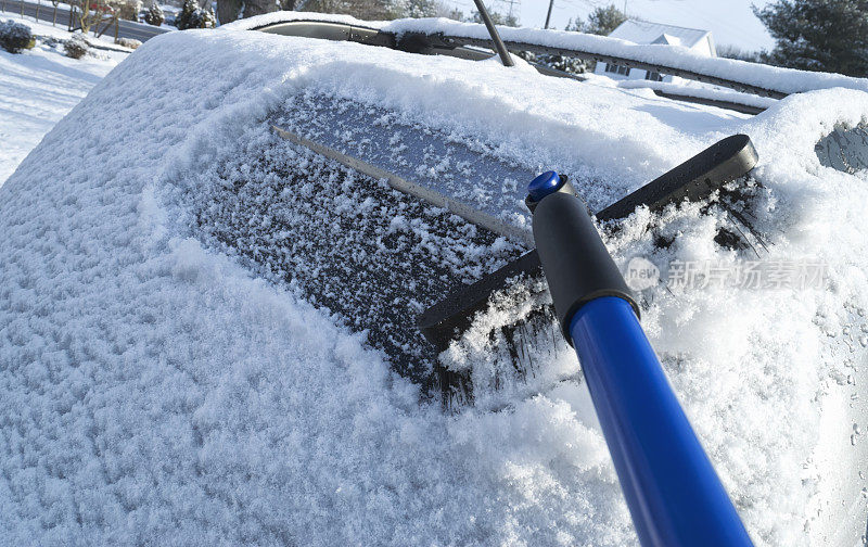 清理汽车后窗上的积雪