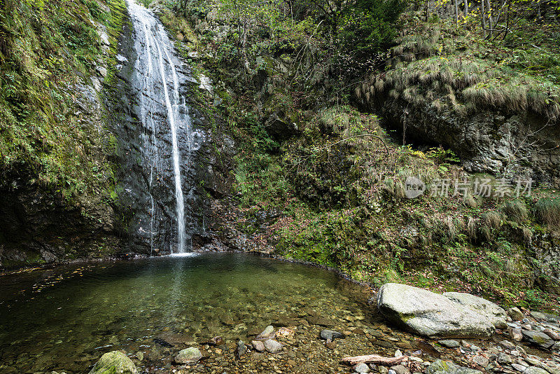 高山急流瀑布与小湖