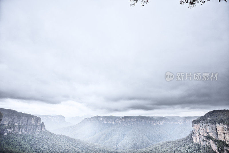 雨中的蓝山