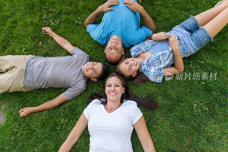 一家人躺在草地上一起鸟瞰