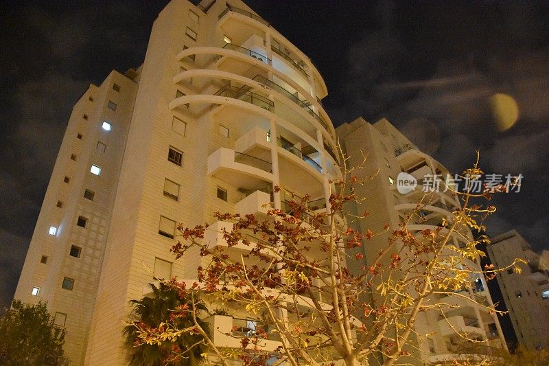 以色列夜间的居民楼