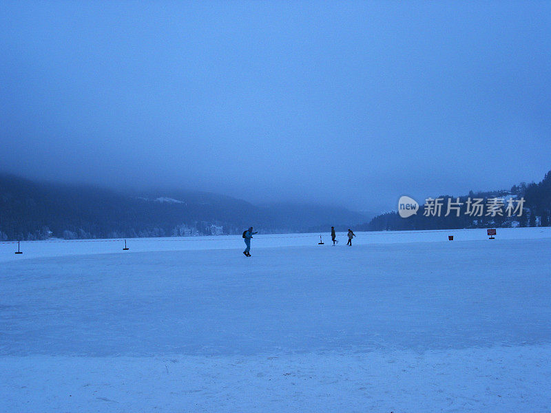 在titisee，黑森林上滑冰