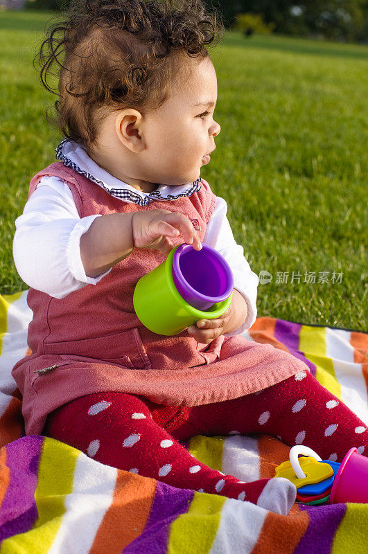 小女孩(8-9个月大)在户外玩玩具