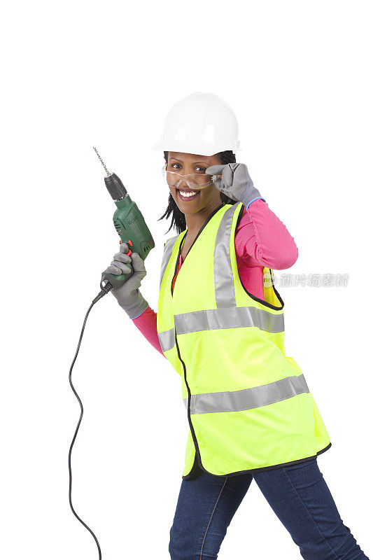穿戴安全防护装备的女建筑工人。
