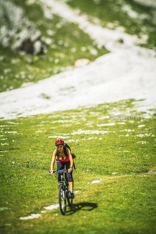 在意大利白云石上骑山地自行车的女孩