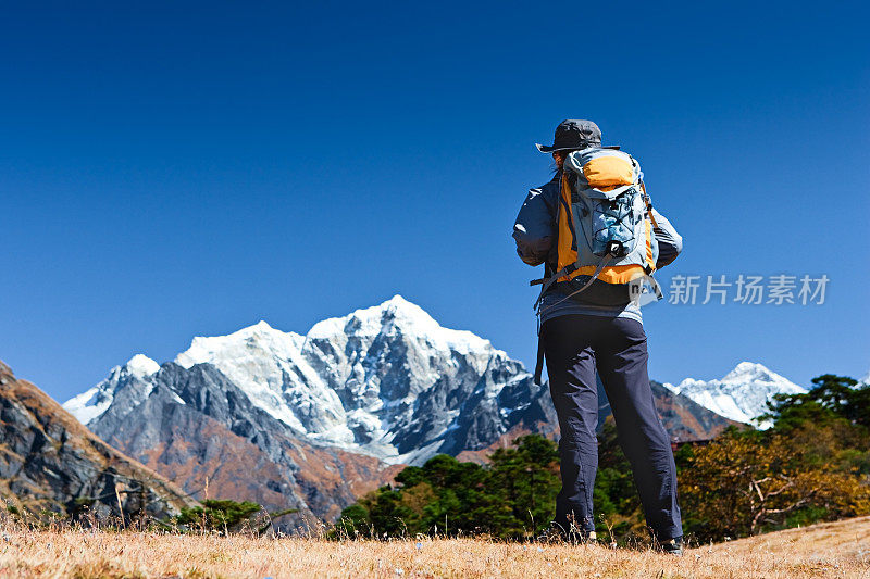 女游客正在看喜马拉雅山在珠穆朗玛峰国家