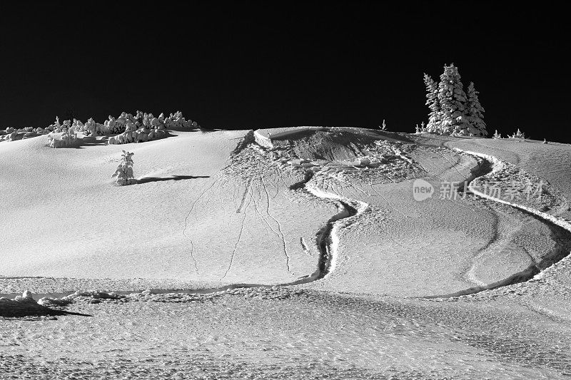 美丽的冬季斜坡与滑雪道