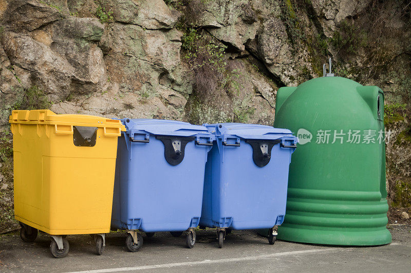 绿色、蓝色和黄色的垃圾桶可回收利用。