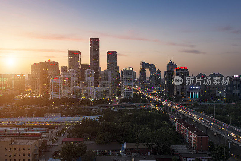 夜晚的北京中央商务区高楼大厦天际线，中国城市景观