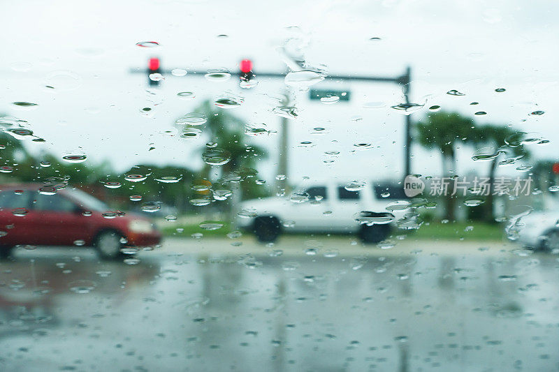 软焦点红灯交通十字路口穿过雨窗