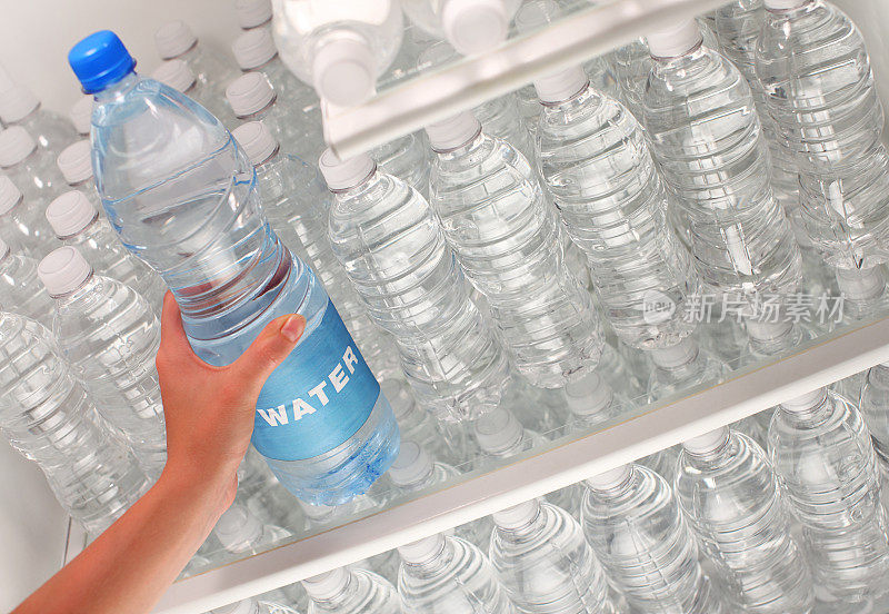 塑料瓶里的新鲜饮用水