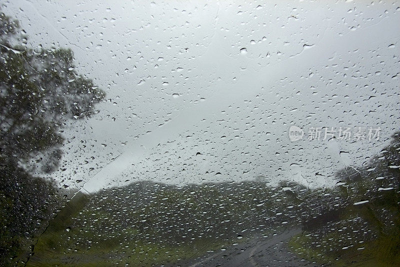 雨落在汽车挡风玻璃上