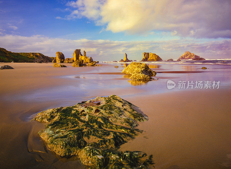 在俄勒冈州的班登海滩有海波和海浪的海岸线