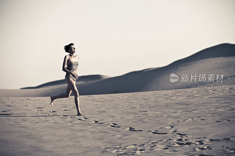 在沙漠中奔跑