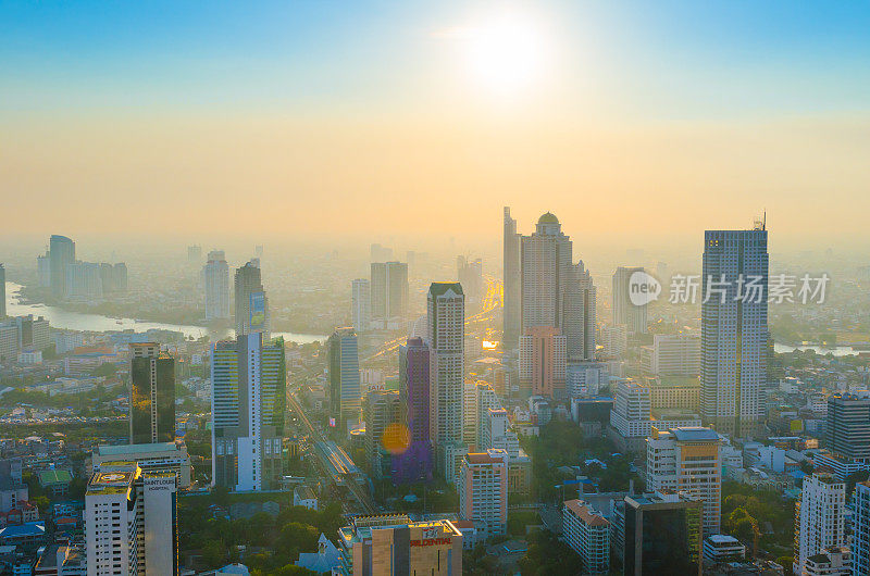 曼谷市景，黄昏时分高楼林立的商业区(泰国曼谷)