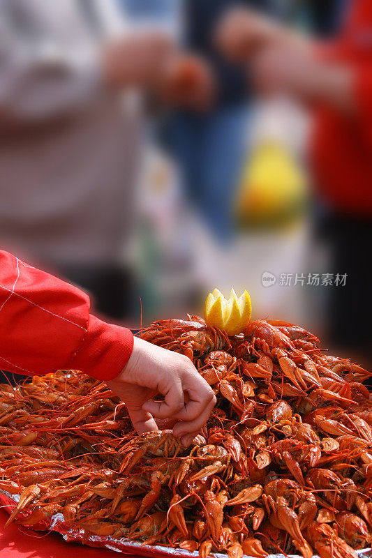 一大盘煮小龙虾