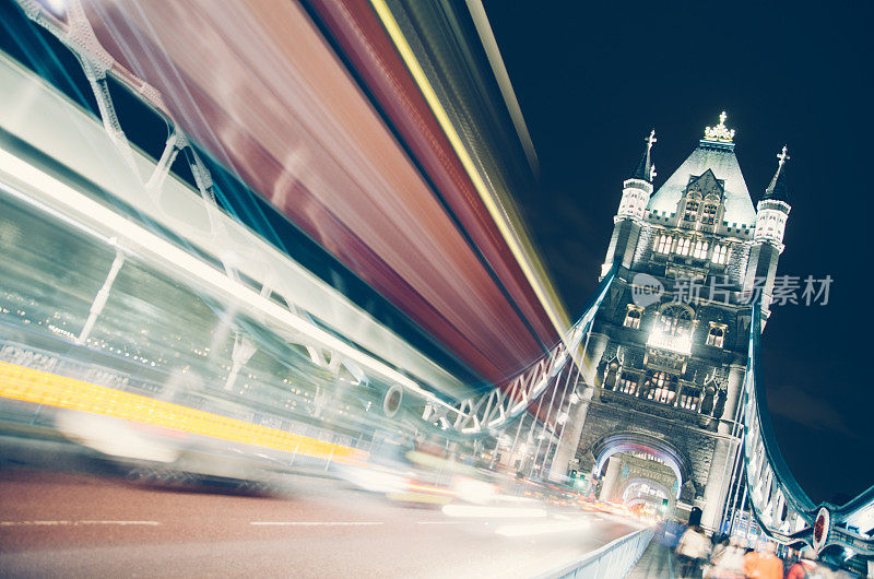 伦敦塔桥上的交通灯