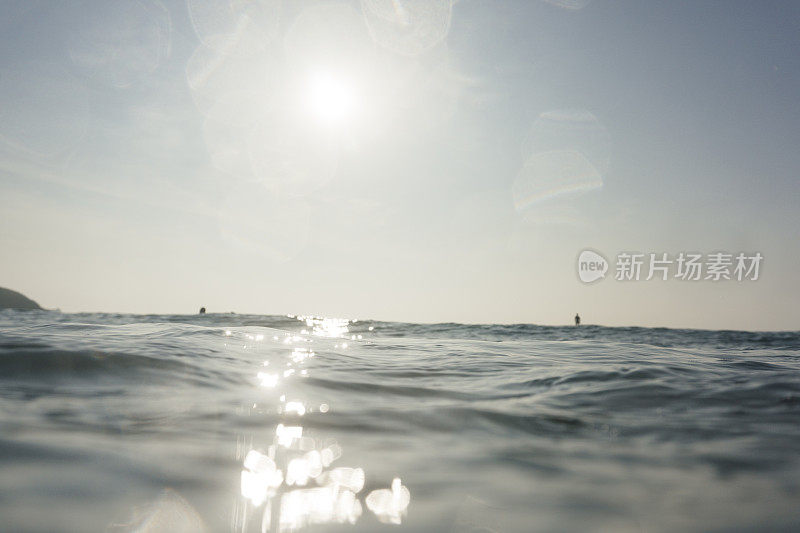 波光粼粼的海面在Fistral海滩，纽基六月