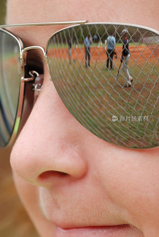 棒球比赛的太阳镜反光