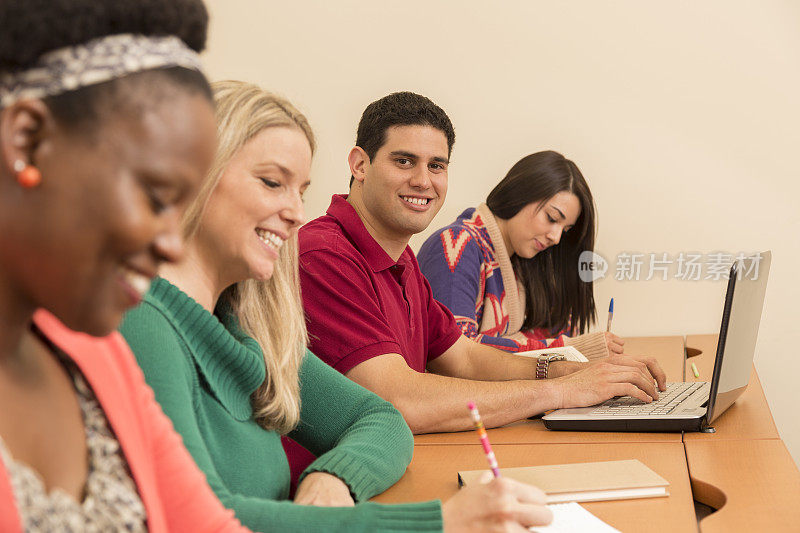 教育:大学生上课记笔记。