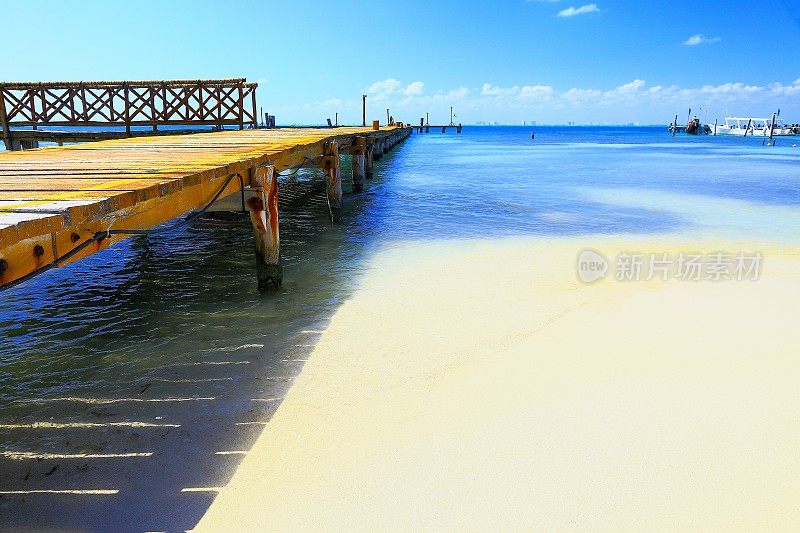 木制píer游轮-坎昆，加勒比海热带天堂海滩