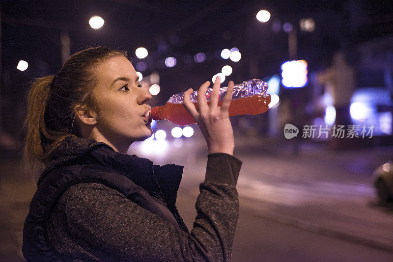 在新鲜空气中慢跑可以帮助我保持健康