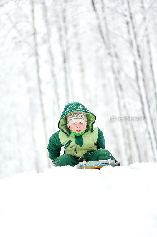 小孩子坐雪橇