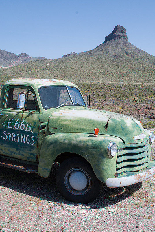 老绿色皮卡和洛基旋钮在凉爽的春天亚利桑那州
