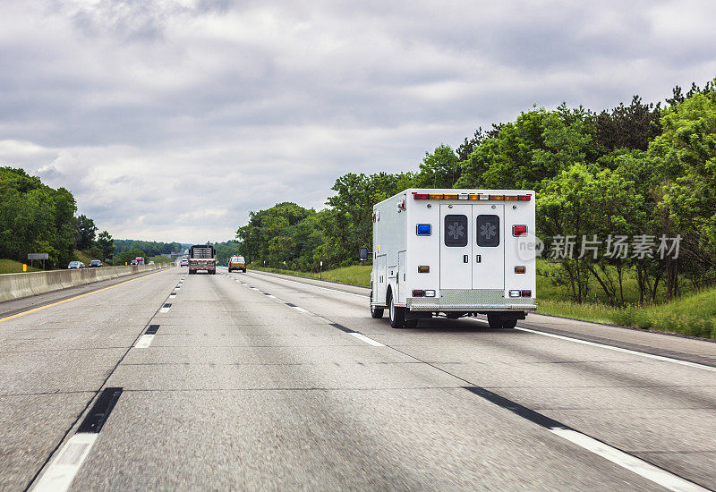 崭新的救护车在高速公路上行驶