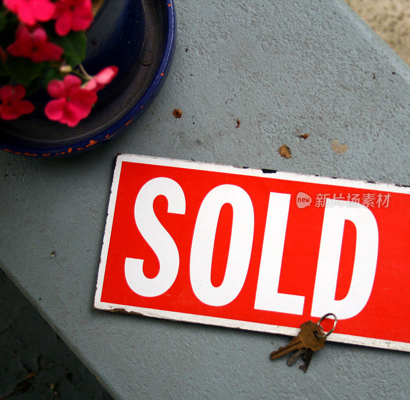 房屋市场:门廊上出售的标志和钥匙