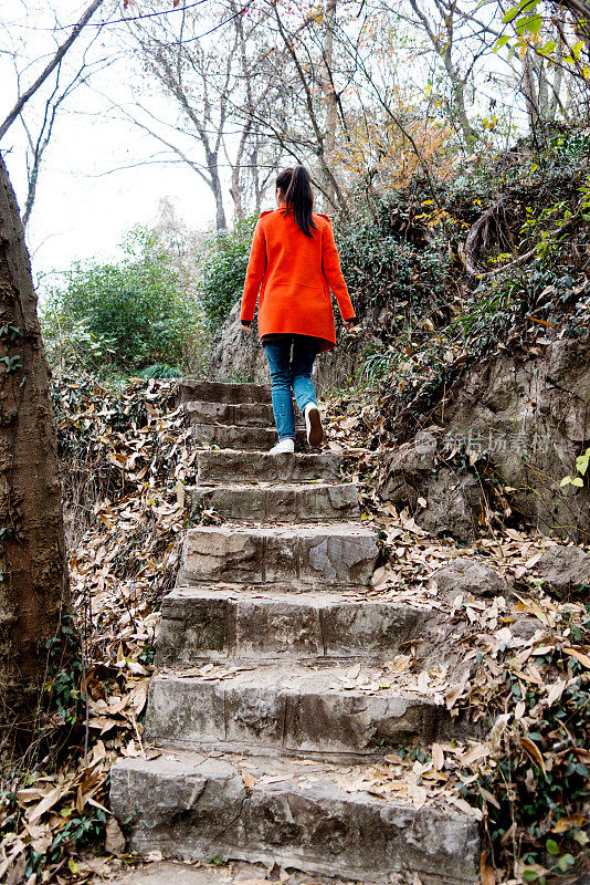 一个女人沿着小路走着