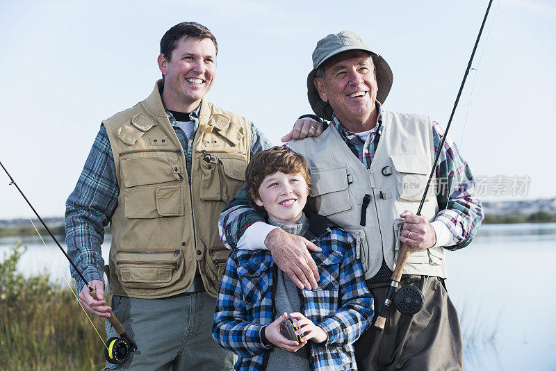 男孩钓鱼与父亲和祖父