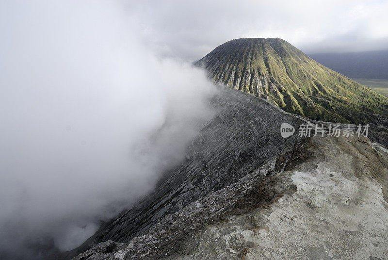 在冒烟的火山边上