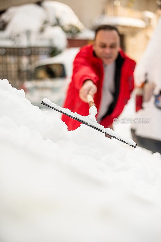 人清理积雪