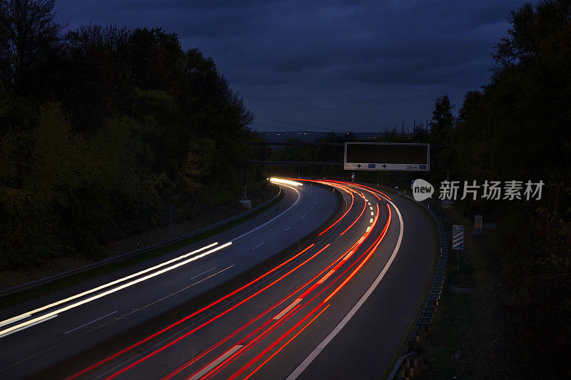 公路在夜间长时间暴露