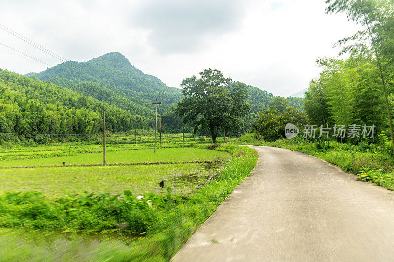 阳光灿烂的日子里的混凝土乡村公路