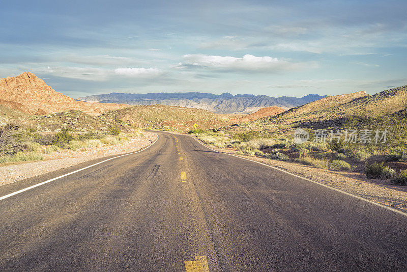 高速公路蜿蜒穿过火谷州立公园