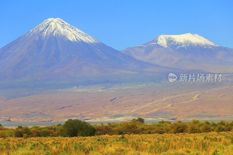 戏剧性的景观:利坎卡武尔和Miniques雪山火山和田诗式的阿塔卡马沙漠草原，火山景观全景-圣佩德罗阿塔卡马，智利，Bolívia和阿根廷边境