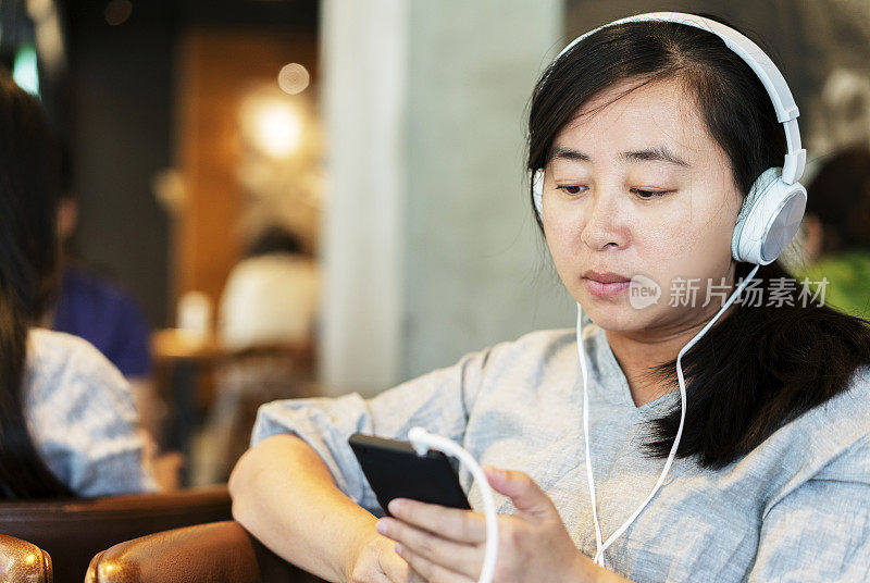 女孩戴着耳机听音乐