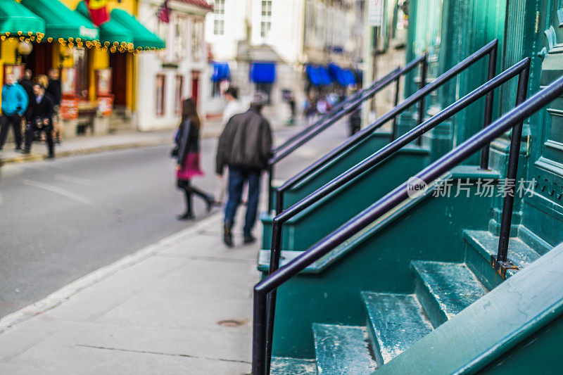 老魁北克市街景，重点是楼梯在前景和步行的人可见的背景。
